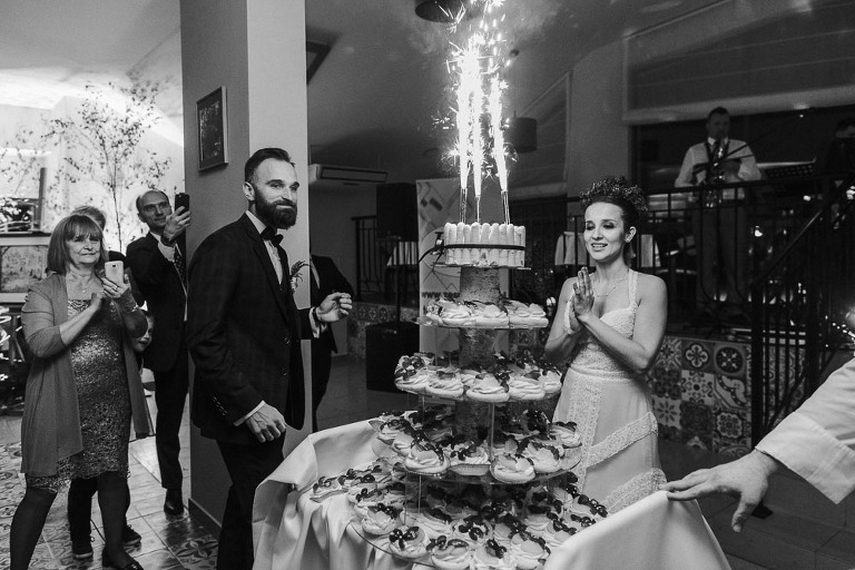 para młoda z tortem weselnym 