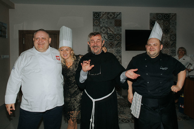 tańczący ksiądz z kucharzami na weselu 