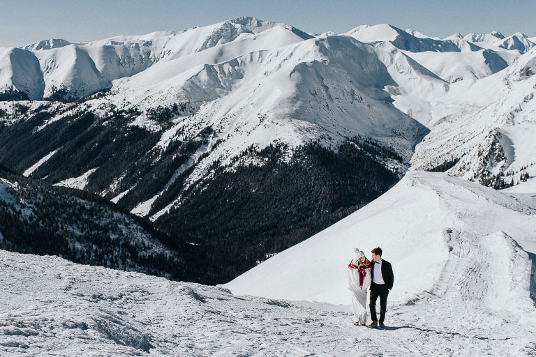 zimowa sesja ślubna w górach na Kasprowym Wierchu idąca przytulona para 