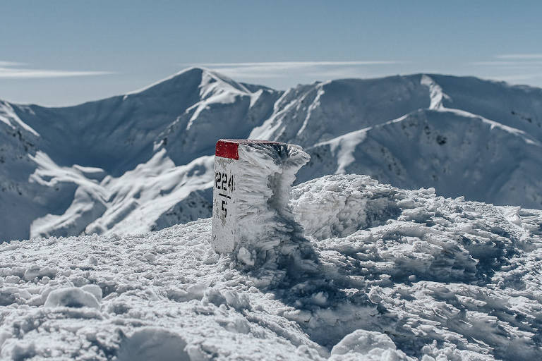zamarznięty słupek graniczny na Kasprowym