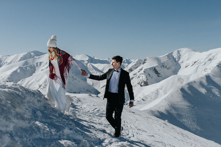 zimowy plener ślubny w tatrach Kasprowy Wierch para trzymająca się za ręce 