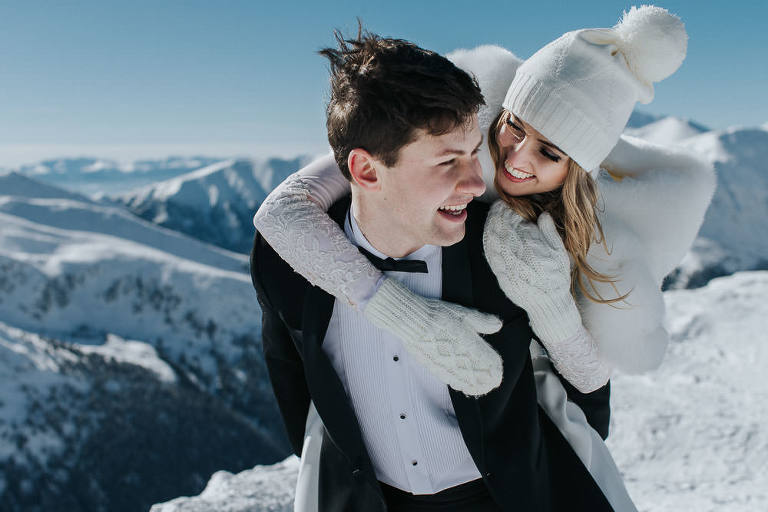 uśmiechnięta para ślubna podczas zimowego spaceru po Kasprowym 