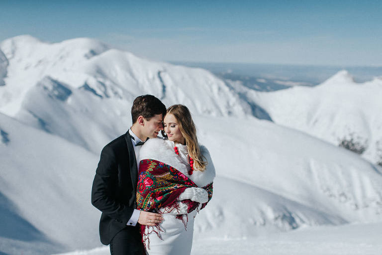 Zimowa sesja ślubna w górach przytulona para