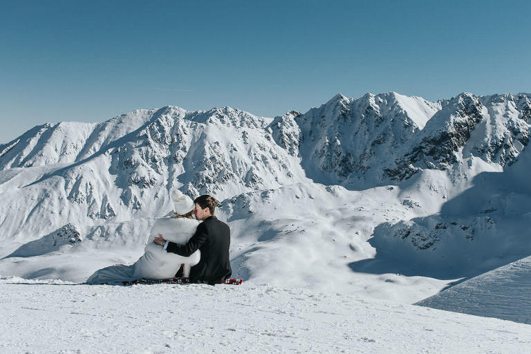 zimowa sesja na Kasprowy wierchu para siedząca na tle gór 