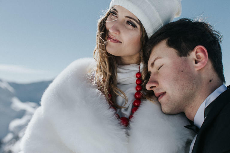 panna młoda w czerwonych koralach 