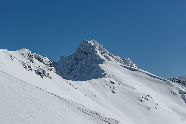 ośnieżony szczyt górski