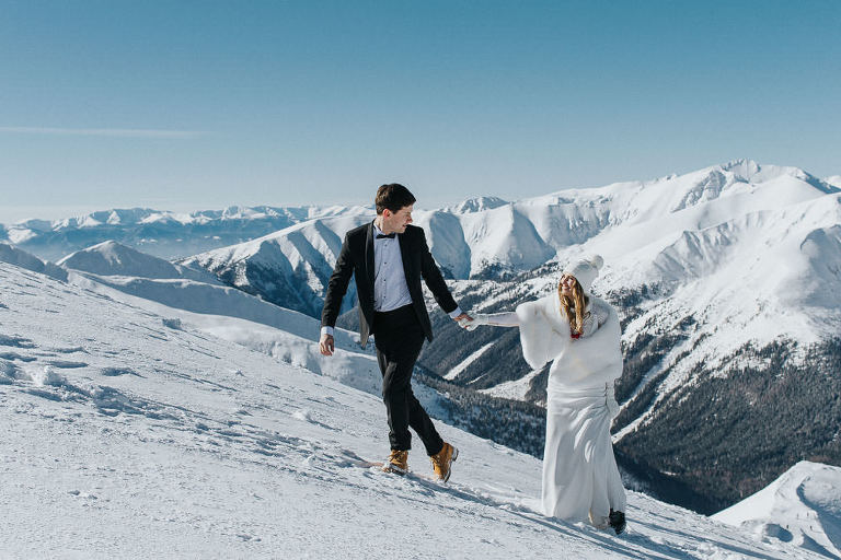 wchodząca pod górę para ślubna podczas zimowego pleneru 