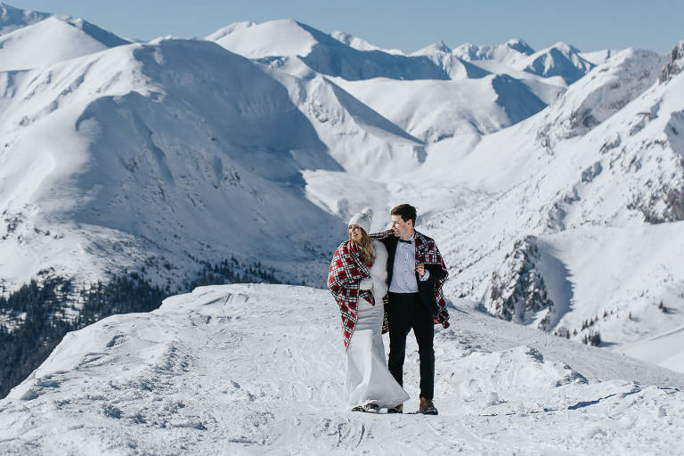 otulona kocem para ślubna w trakcie zimowego pleneru ślubnego w górach Kasprowy wierch