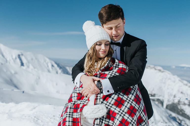 przytulona para w trakcie zimowej sesji zdjęciowej na Kasprowym 