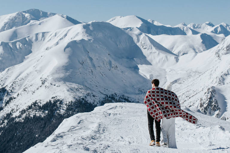 para idąca na tle gór w trakcie zimowej sesji ślubnej w tatrach 