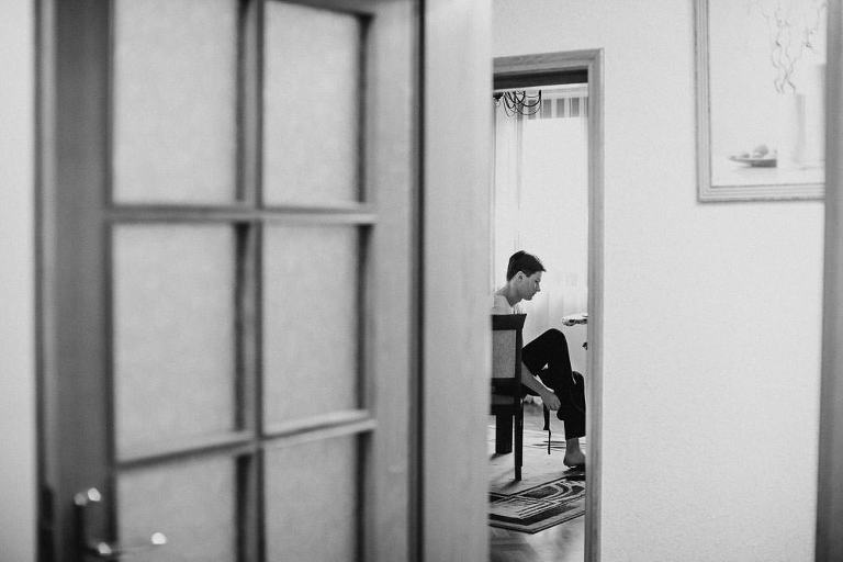 Pan młody zakłada skarpetki 