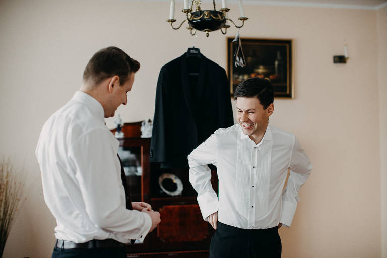 pan młody zakłada koszule przed ślubem 