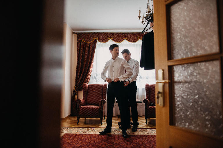 ostatnie poprawki przed zimowym ślubem 