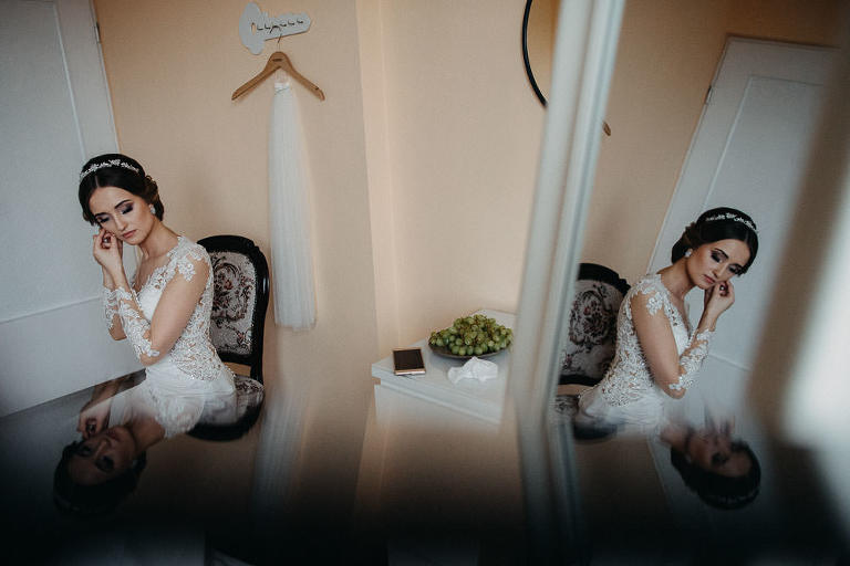 zakładanie kolczyków przed zimowym ślubem 