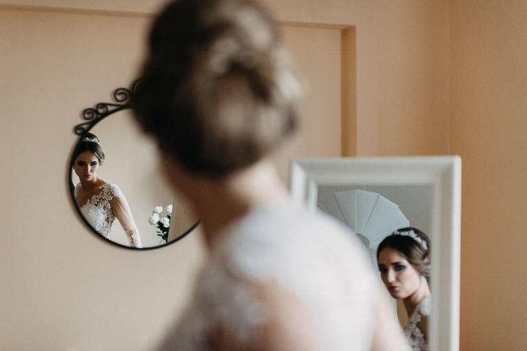 odbicie w lustrze panny młodej 