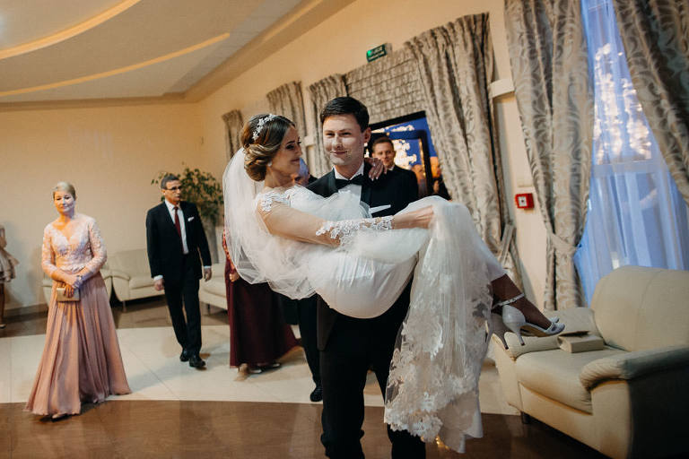 wniesienie panny młodej na salę 