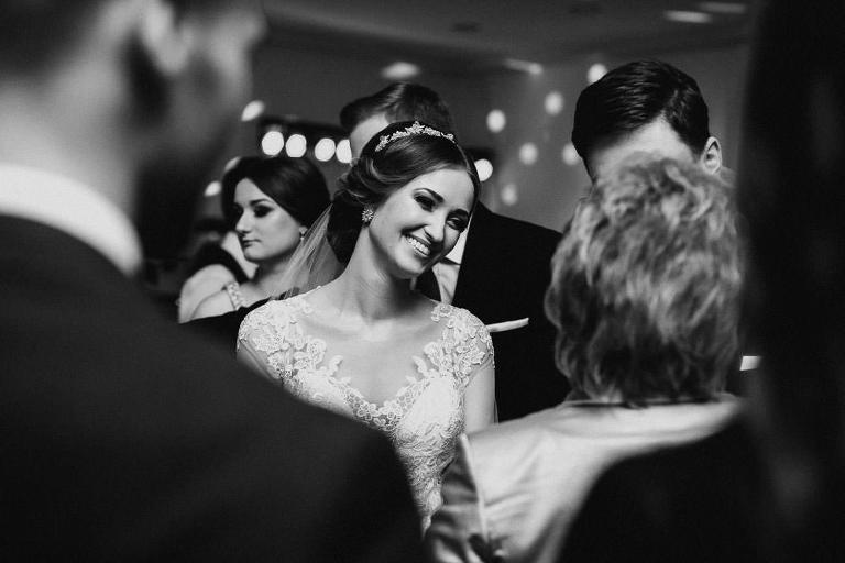 uśmiechnięta Pani młoda podczas życzeń na sali bankietowej Kasjopeja w Grójcu 