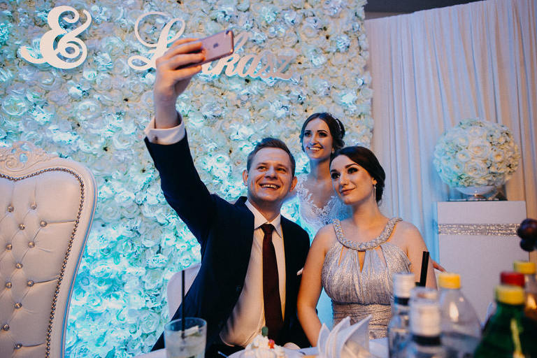 świadek robi selfi na weselu 