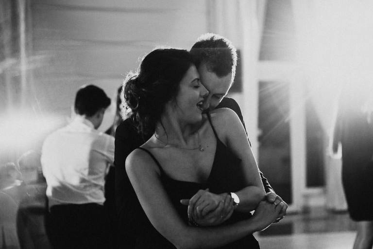 przytulona para na parkiecie w sali bankietowej kasjopeja 