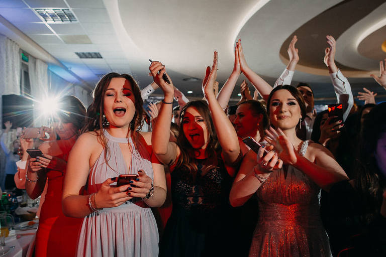 goście bawiący się na weselu 