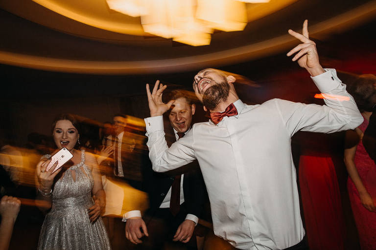 tańczący goście na parkiecie podczas wesela w sali Kasjopeja 