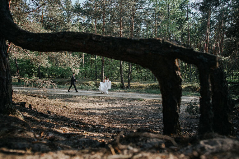 para spacerująca w lesie podczas sesji ślubnej