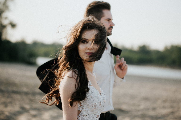 portret pani młodej na plaży podczas spaceru