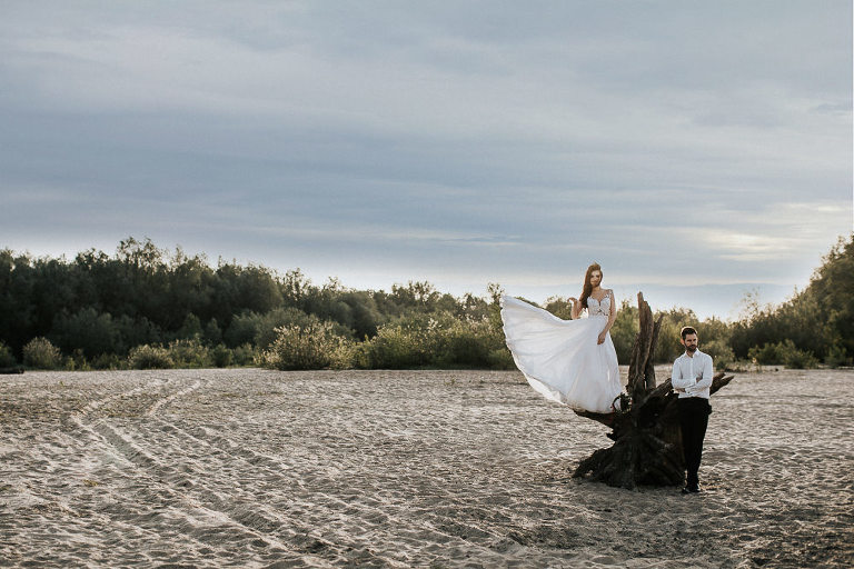 para podczas sesji ślubnej na plaży 