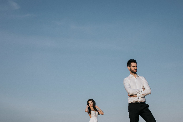 pan młody na tle nieba