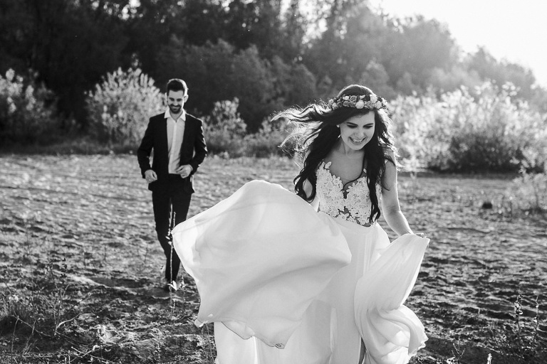 uciekająca panna młoda przed mężem na plaży