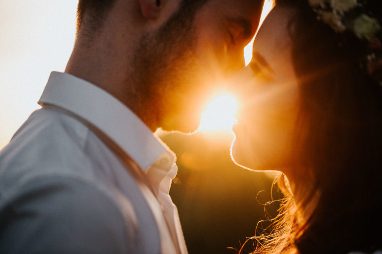 portret nowożeńców przy zachodzie słońca 