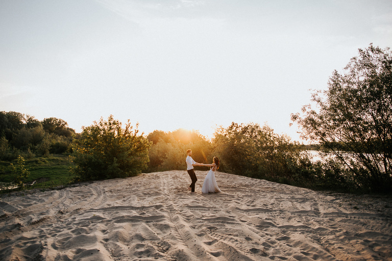 taniec przy zachodzie słońca 