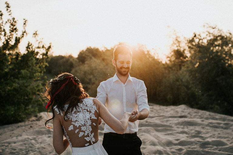 tańcząca para nowożeńców na plaży 