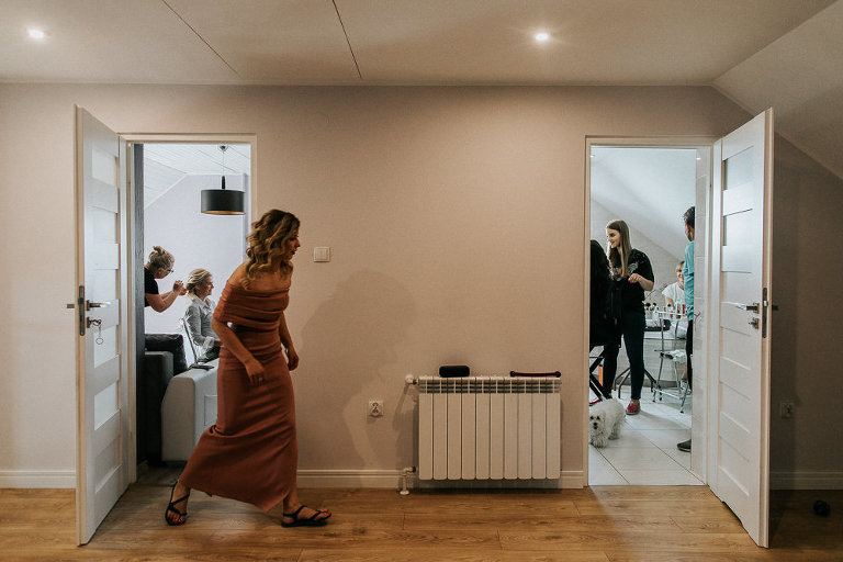 zamieszanie podczas przygotowania do ślubu