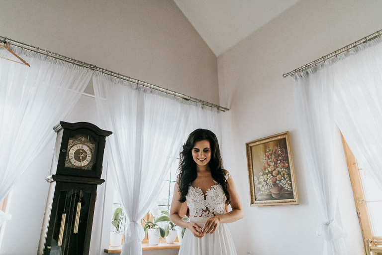 portret pani młodej na tle starego zegara