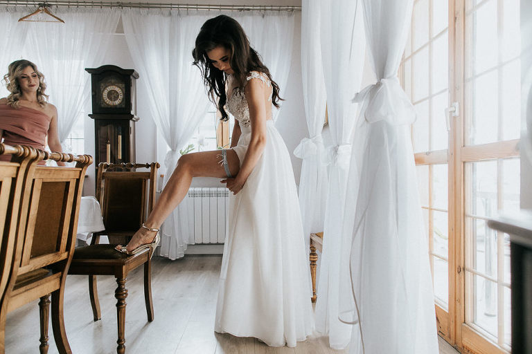 zakładanie podwiązki przed ślubem 