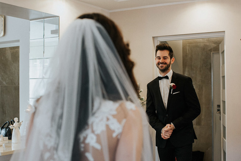 pan młody widzi po raz pierwszy swoją przyszłą żonę