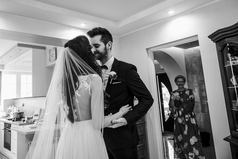 całująca się para przed ślubem 