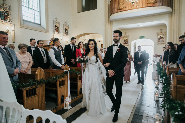 wejście pary młodej do kościoła 