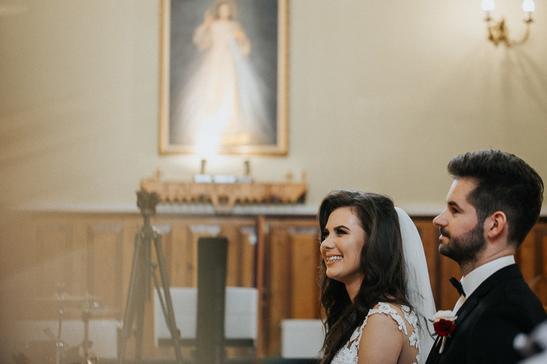 uśmiechnięta pani młoda podczas swojego ślubu 