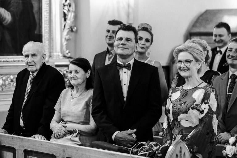 dumni rodzice podczas ślubu