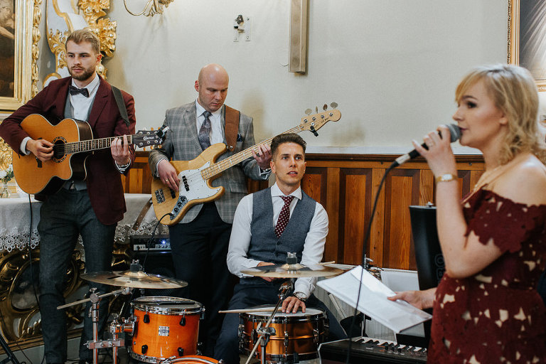 zespół muzyczny grający na ślubie w kościele 