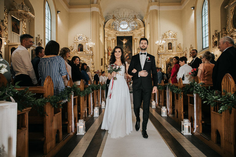 wyjście pary ślubnej z kościoła 