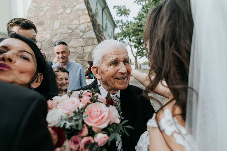 wzruszony dziadek na ślubie wnuczki 