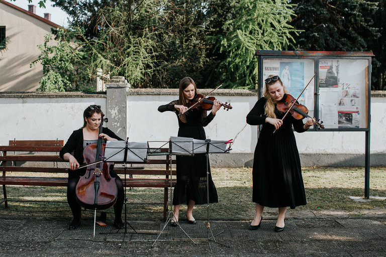 skrzypaczki i wiolonczela na ślubie w kościele 