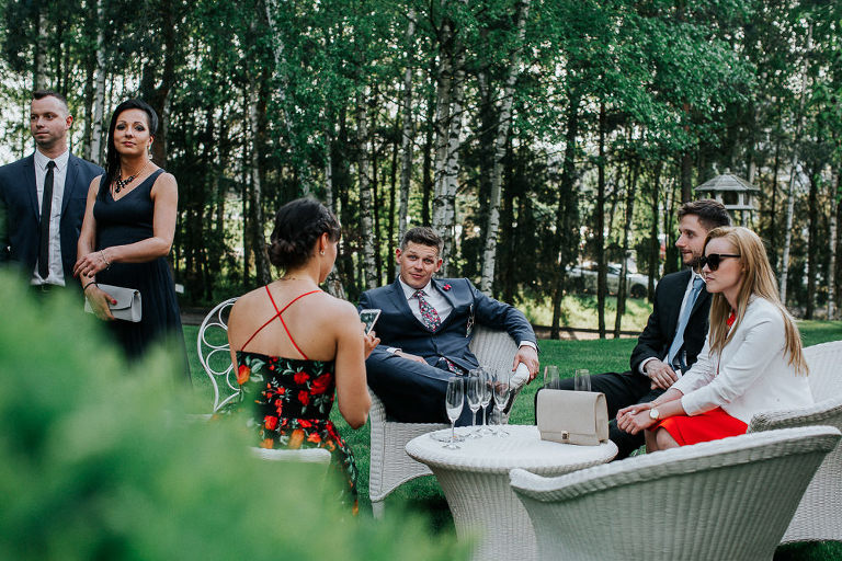 czekajacy goście na przyjazd pary na wesele w złotopolskiej dolinie 