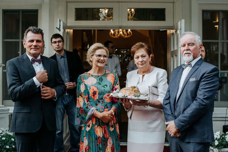 rodzice czekający na nowożeńców z chlebem i solą 