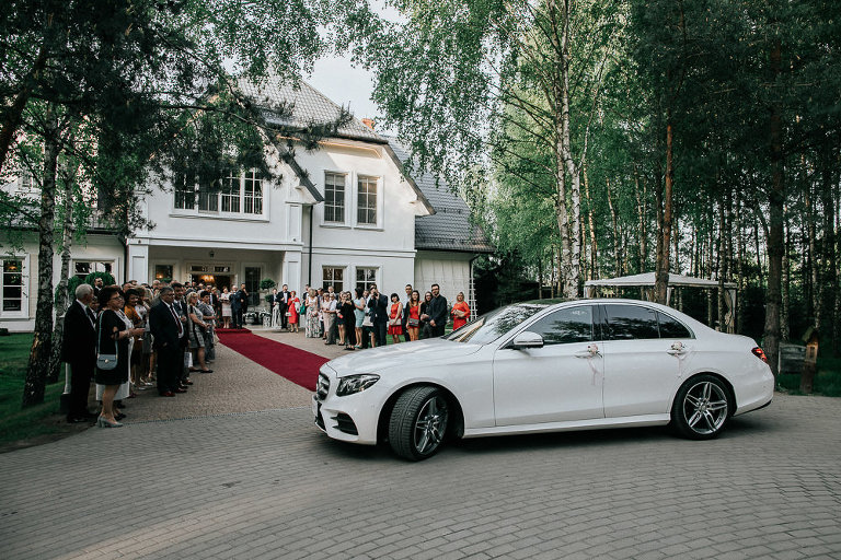 przyjazd pary młodej na swoje wesele w Złotopolskiej Dolinie 