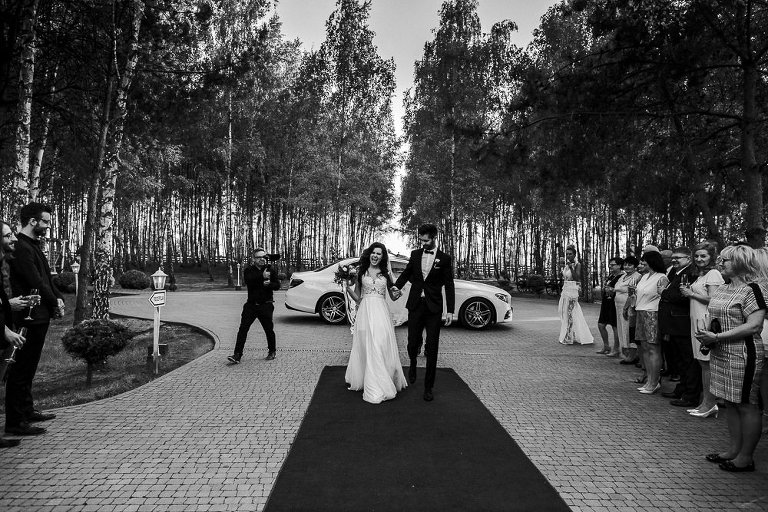 wejście po czerwonym dywanie w dworze Złotopolska Dolina 