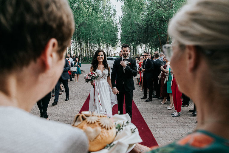 przywitanie chlebem i solą przez rodziców 